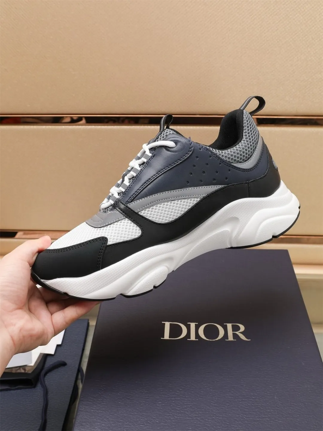 Men's shoes 💰P460💰【Dior】Dior✨ is online at the same time👏 This casual sneaker is a new product in the series and continues Di*r's classic style. The upper is made of original mesh and cow leather, with a two-color textured outsole, and the brand's iconic details on the rear collar and heel to enhance the style. Fashionable and versatile. Wear it with jeans or slacks for a casual look. Size: 38-44 (45 customized)